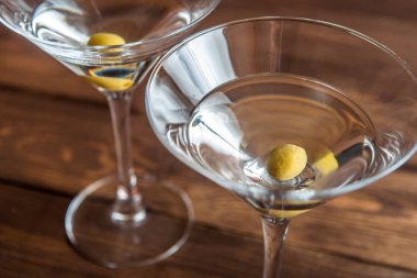 Martini kokteyl ahşap arka plan üzerinde yakın kadar