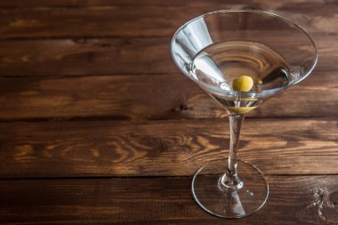 Martini kokteyl ahşap arka plan üzerinde yakın kadar