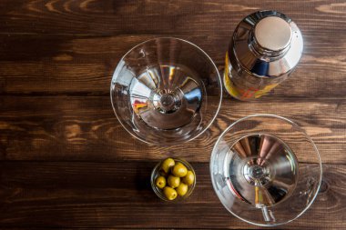 Martini kokteyl shaker ahşap arka plan üzerinde ile
