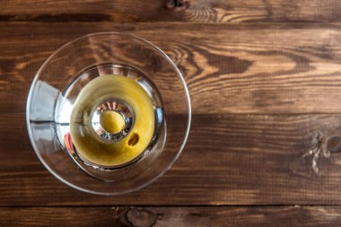 Martini kokteyl ahşap arka plan üzerinde yakın kadar