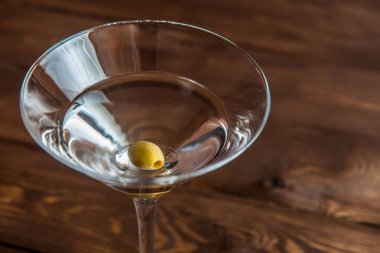 Martini kokteyl ahşap arka plan üzerinde yakın kadar