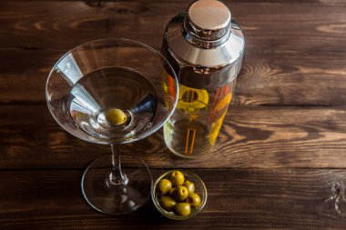 Martini kokteyl shaker ahşap arka plan üzerinde ile