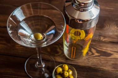 Martini kokteyl shaker ahşap arka plan üzerinde ile