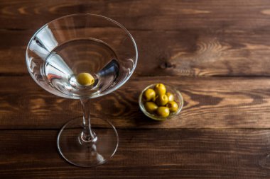 Martini kokteyl ahşap arka plan üzerinde yakın kadar