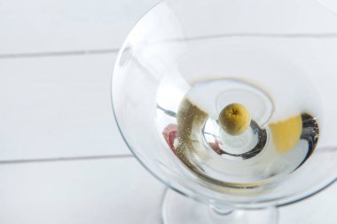 Martini kokteyl ahşap arka plan üzerinde yakın kadar