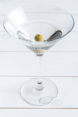 Martini kokteyl ahşap arka plan üzerinde yakın kadar