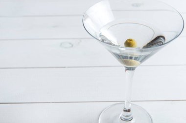 Martini kokteyl ahşap arka plan üzerinde yakın kadar