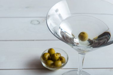 Martini kokteyl ahşap arka plan üzerinde yakın kadar