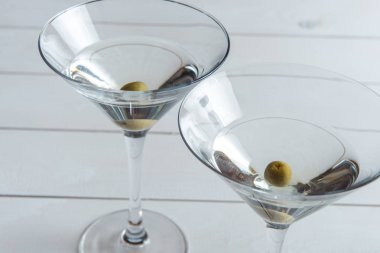 Martini kokteyl ahşap arka plan üzerinde yakın kadar