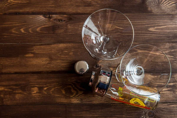 Coquetel martini com coquetel no fundo de madeira — Fotografia de Stock