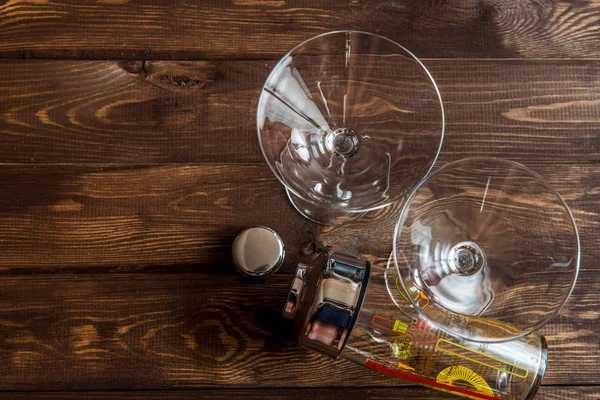 Martini kokteyl shaker ahşap arka plan üzerinde ile