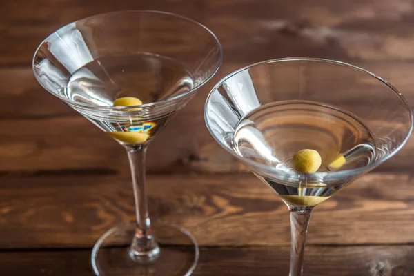 Martini cocktail no fundo de madeira close up — Fotografia de Stock