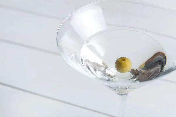 Martini-Cocktail auf hölzernem Hintergrund Nahaufnahme — Stockfoto
