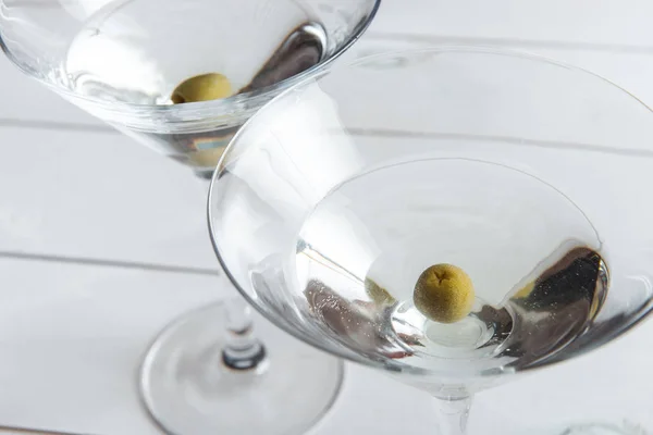 Martini cocktail no fundo de madeira close up — Fotografia de Stock