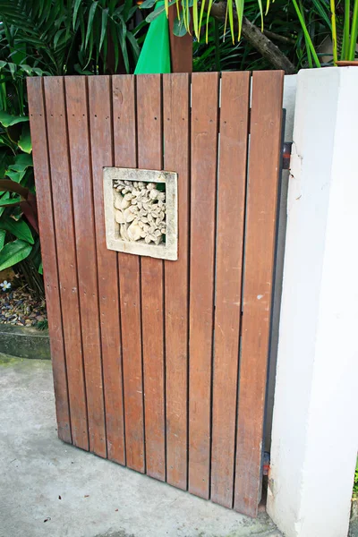 Flor de madera en la puerta como decorativo —  Fotos de Stock
