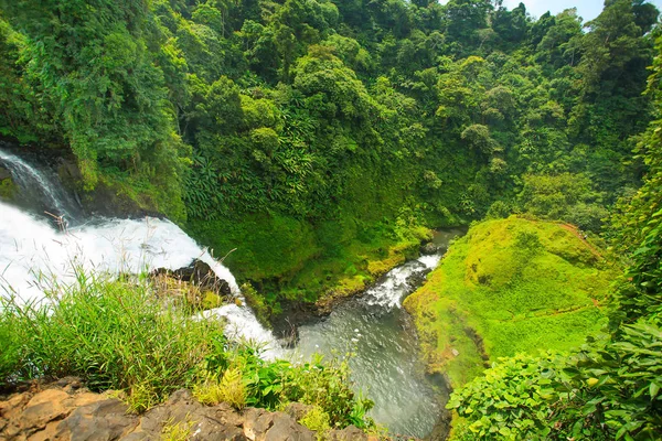 Grande chute d'eau au Laos sur la vue du dessus — Photo