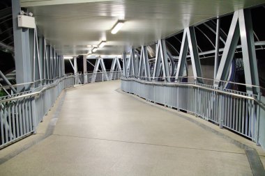 Karanlık ışık Köprüsü'nde geçit 