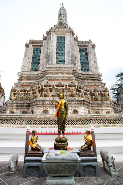 ワット ・ アルンラーチャワラーラーム タイの仏像. — ストック写真