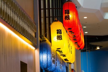 Renkli Japon lambaları