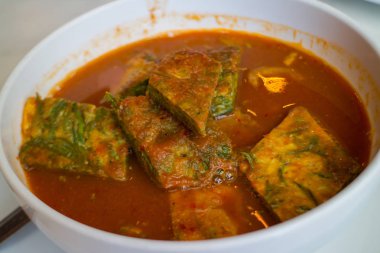 매운 새우와 야채 오믈렛 카레 수프와 