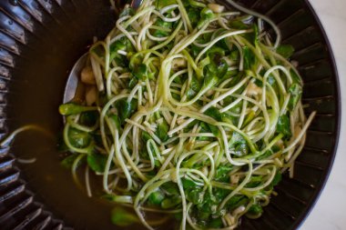 İstiridye soslu tavada kızartılmış ayçiçeği filiz