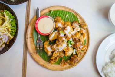 Kızarmış tavuk limon sos ile