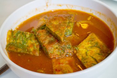 매운 새우와 야채 오믈렛 카레 수프와 