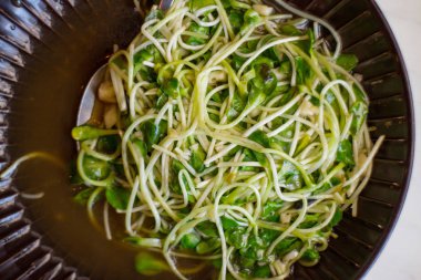 İstiridye soslu tavada kızartılmış ayçiçeği filiz