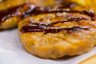 Patates kızartması ve salata ahşap plaka üzerinde ızgara domuz