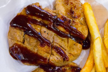 Patates kızartması ve salata ahşap plaka üzerinde ızgara domuz