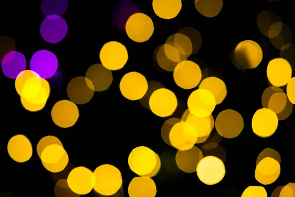 Abstrato amarelo roxo luzes bokeh fundo — Fotografia de Stock