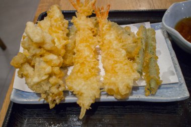 Karışık karides ve sebze derin kızartma Tempura