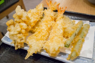 Karışık karides ve sebze derin kızartma Tempura