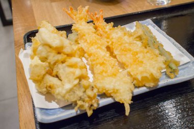 Karışık karides ve sebze derin kızartma Tempura