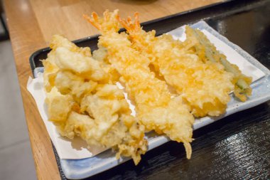 Karışık karides ve sebze derin kızartma Tempura