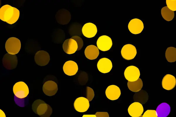 Abstrato amarelo roxo luzes bokeh fundo — Fotografia de Stock