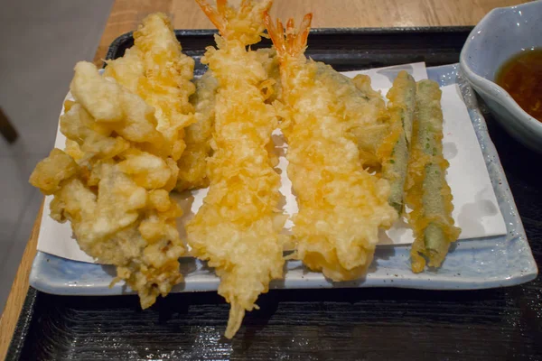 Karışık karides ve sebze derin kızartma Tempura