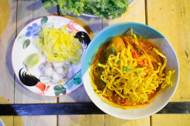 Tay Kuzey stili tavuk köri şehriye