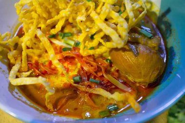 Tay Kuzey stili tavuk köri şehriye