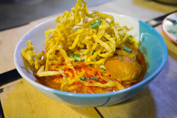 Fideos tailandeses estilo norte de pollo al curry —  Fotos de Stock