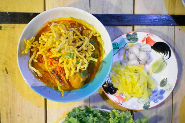 태국 북부 스타일 치킨 카레 국수 — 스톡 사진
