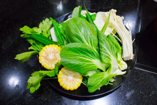 sukiyaki veya shabu shabu için ayarla sebze yakın çekim