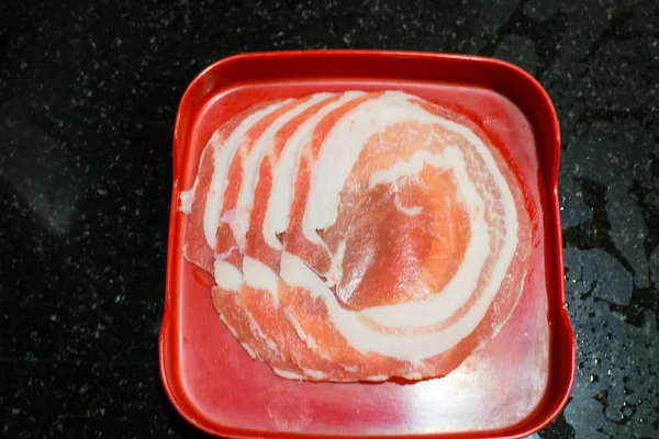 Daging babi merah muda yang diiris untuk shabu, suki — Stok Foto