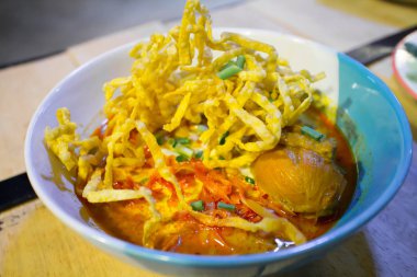 Tay Kuzey stili tavuk köri şehriye