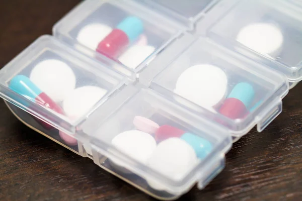 Pillereitä pilleri laatikko — kuvapankkivalokuva