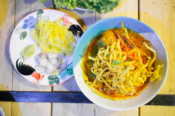 Tay Kuzey stili tavuk köri şehriye