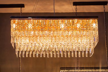 Güzel avize. lüks pahalı avize altında asılı 