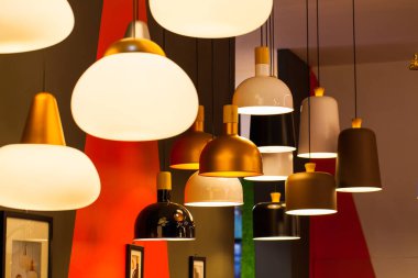 Tavanda asılı güzel avize 