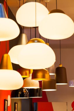 Tavanda asılı güzel avize 