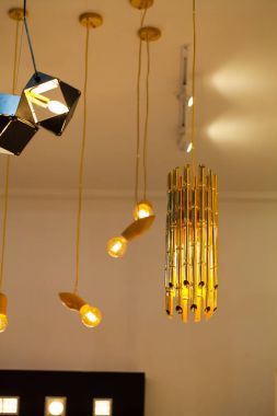 Tavanda asılı güzel avize 